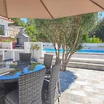 فيلة The View House *